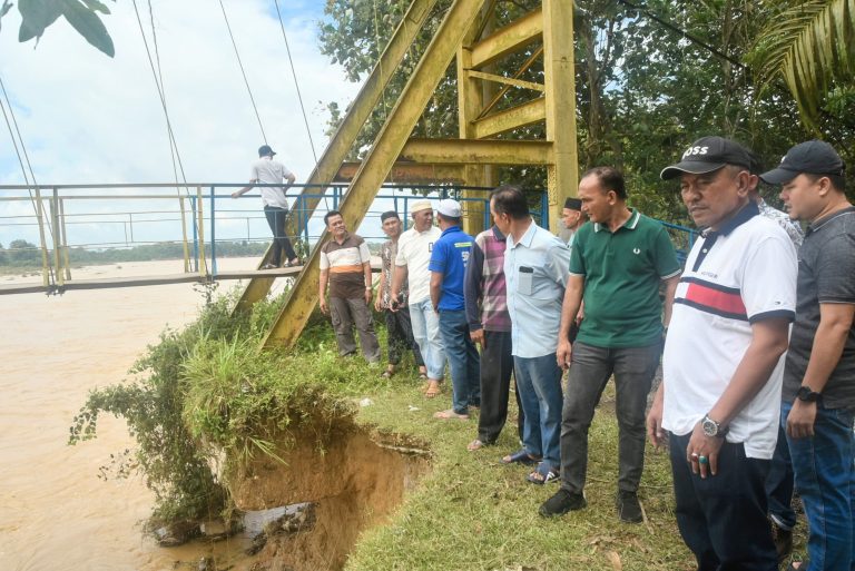 Bupati Sarolangun Tinjau Jembatan Gantung di Penegah
