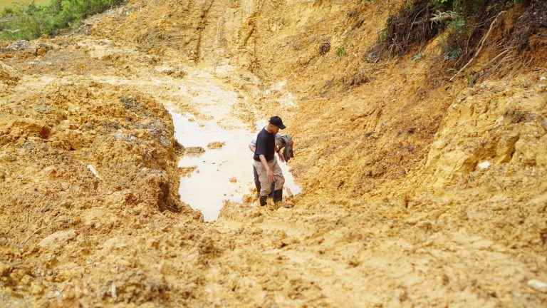 Wabub Sarolangun Pantau Kerusakan Jalan di Bukit Bulan, Siagakan Alat Berat