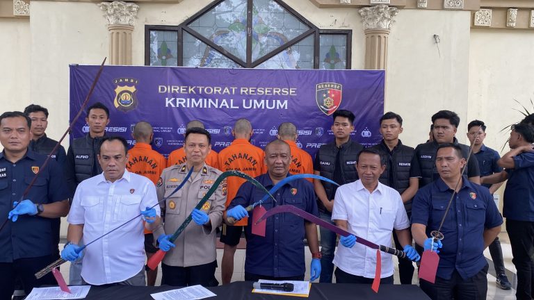 Hendak Tauran, Resmob Polda Jambi Amankan Lima Anggota Genk Motor Bawa Sajam