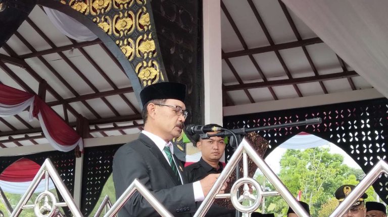 Upacara HUT RI ke-80, Ketua DPRD Sarolangun Ahmad Jani Bacakan Teks Proklamasi